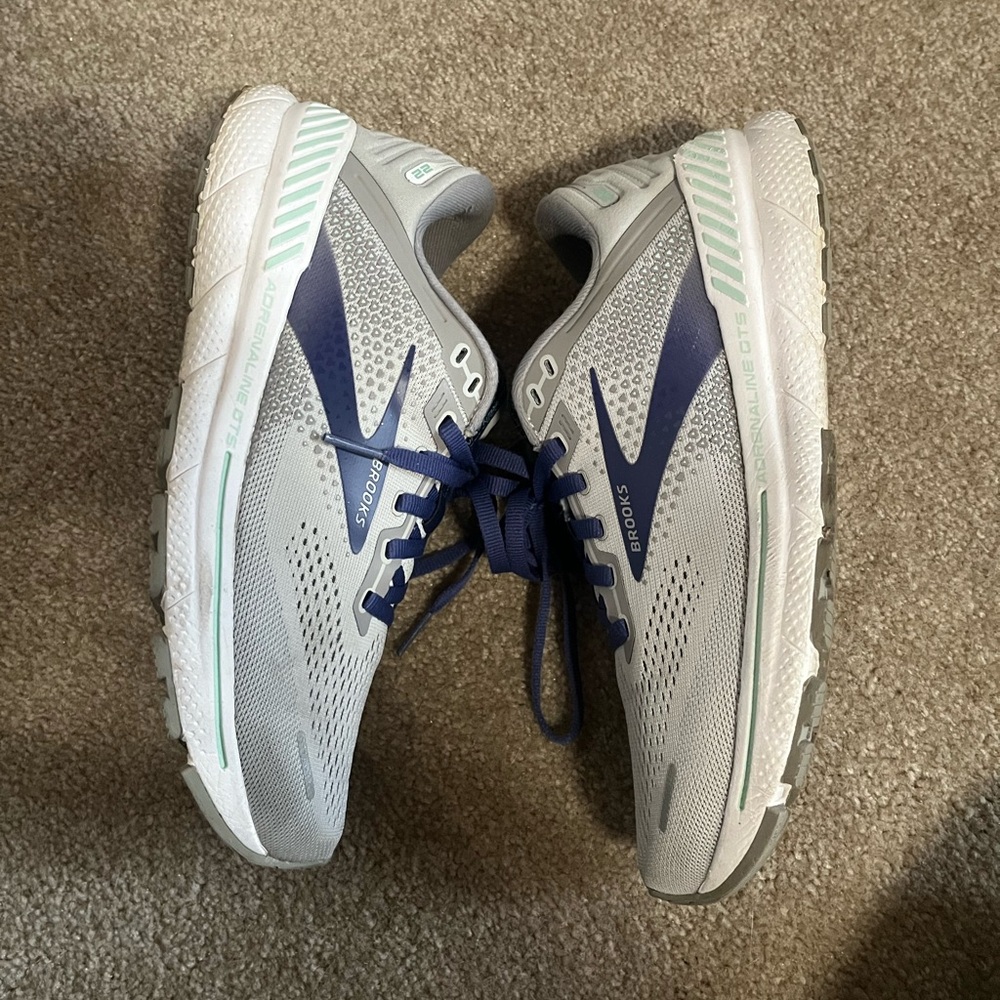 SOLD! Brooks Adrenaline GTS 22 Running Athletic Shoes Womens 9 - Picture 4 of 9